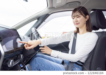 年輕女子駕駛汽車導航 年輕女子駕駛汽車導航 122846184