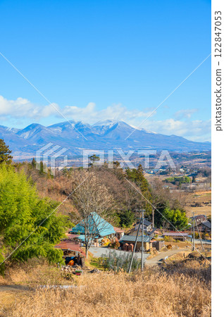 淺間山脈的景色，前景是鄉村風景 [長野縣] 122847053