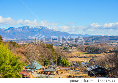 淺間山脈的景色，前景是鄉村風景 [長野縣] 122847054