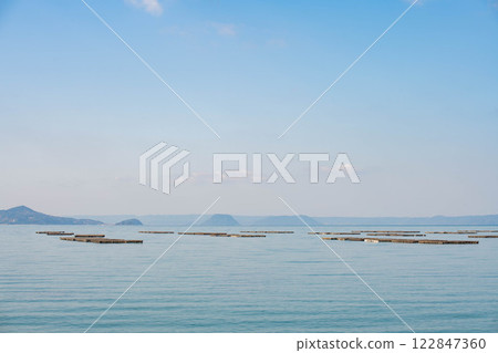 Winter sea seen from the coast 122847360