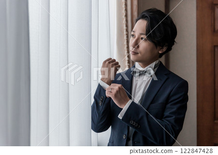 新郎/新郎（燕尾服）在等候室/新娘房準備婚禮/儀式/招待會 122847428