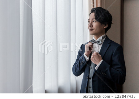 新郎/新郎（燕尾服）在等候室/新娘房準備婚禮/儀式/招待會 122847433