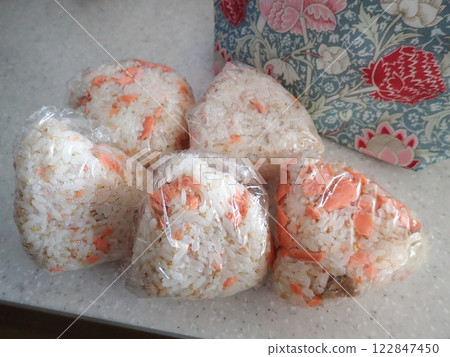 Salmon rice ball 122847450