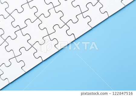 藍色背景上的普通拼圖 藍色背景上的普通拼圖 122847516