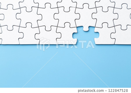 藍色背景上的普通拼圖 122847528