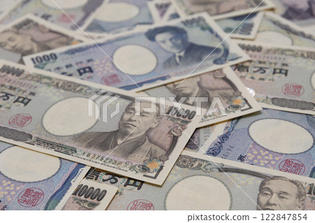 Old banknotes 122847854