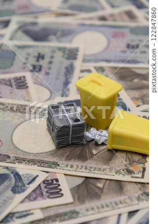 垃圾和紙幣 122847860