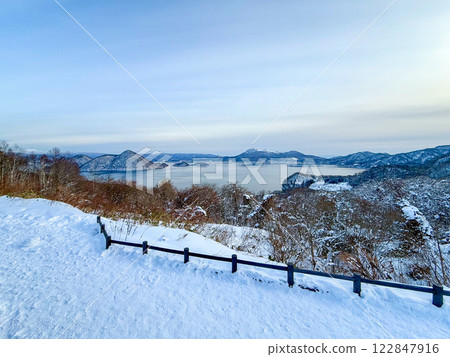 從西羅瞭望台望去美麗的洞爺湖 122847916