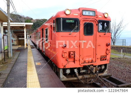 停靠在鎧井站的山陰本線非電氣化區間車輛（Kiha40） 122847984