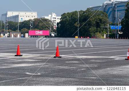 Trailer waiting area 122848115