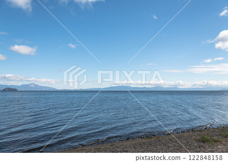 【從琵琶湖深處望去的竹生島，有沙灘】 122848158