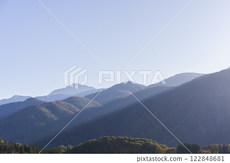 陽光明媚的山脈和天空景觀 陽光明媚的山脈和天空景觀 122848681