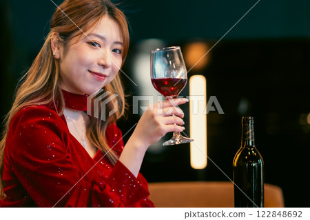 微笑的年輕女士拿著酒杯 122848692