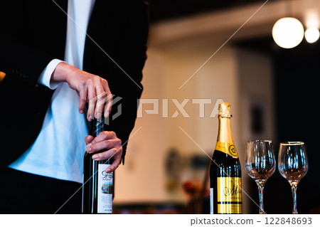 在餐廳工作的服務員，沒有臉 122848693