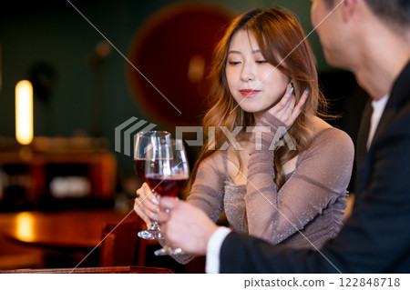 一名在俱樂部工作的年輕女性和一名男性顧客 122848718