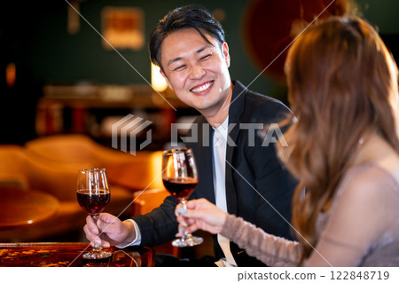 一位有錢人在女孩酒吧喝酒 122848719