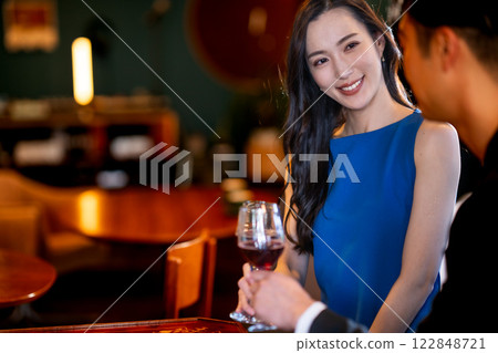 年輕男女在時尚酒吧約會 年輕男女在時尚酒吧約會 122848721