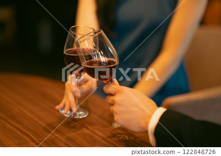 男人和女人在時尚餐廳裡啜飲葡萄酒,沒有臉孔 男人和女人在時尚餐廳裡啜飲葡萄酒,沒有臉孔 122848726