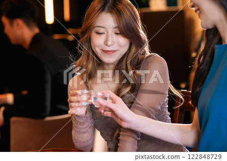 年輕女性在酒吧享受女孩之夜 122848729