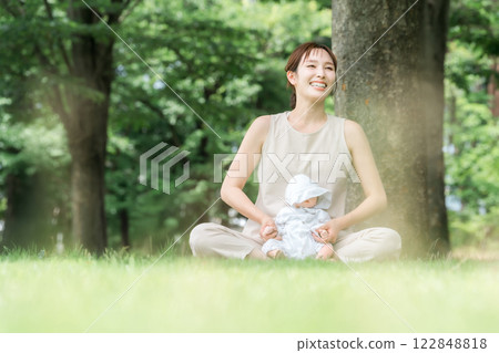 媽媽,媽媽,年輕的亞洲女人做嬰兒瑜珈/親子瑜珈(瑜珈服,公園) 媽媽,媽媽,年輕的亞洲女人做嬰兒瑜珈/親子瑜珈(瑜珈服,公園) 122848818