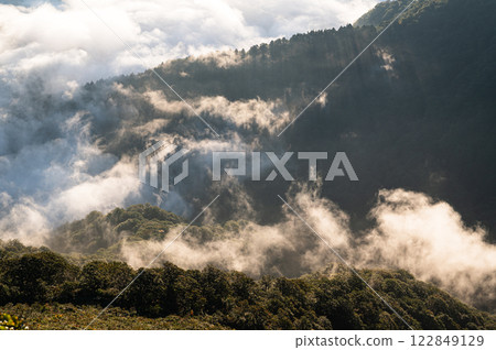 雲霧繚繞的山脈：谷川山脈的山景 122849129