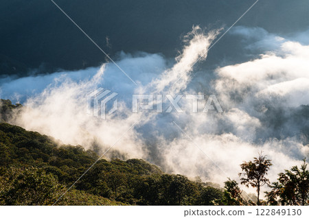 雲霧繚繞的山脈：谷川山脈的山景 122849130