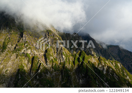 雲霧繚繞的山脈：谷川山脈的山景 122849134