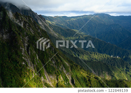 雲霧繚繞的山脈：谷川山脈的山景 122849139