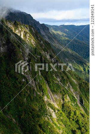 雲霧繚繞的山脈:谷川山脈的山景 雲霧繚繞的山脈:谷川山脈的山景 122849141