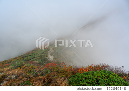 Autumn mountains covered in clouds: Mountain scenery of the Tanigawa mountain range Autumn mountains covered in clouds: Mountain scenery of the Tanigawa mountain range 122849148