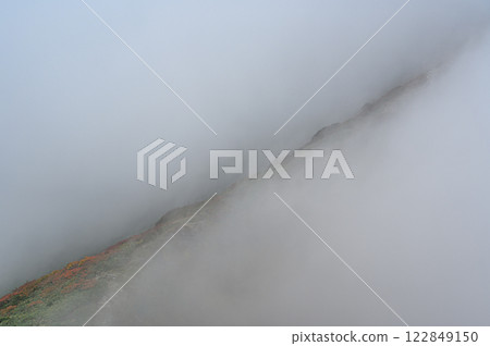Autumn mountains covered in clouds: Mountain scenery of the Tanigawa mountain range Autumn mountains covered in clouds: Mountain scenery of the Tanigawa mountain range 122849150