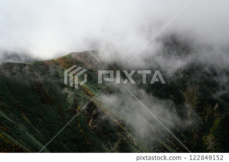 雲霧繚繞的秋山:谷川山脈的山景 雲霧繚繞的秋山:谷川山脈的山景 122849152