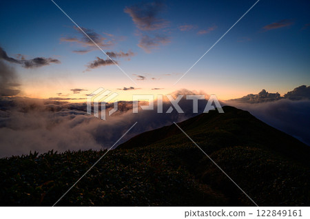 落日餘暉：谷川山脈的山景 122849161