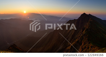 從一之倉山看到的日出 谷川山脈的山景 122849166