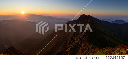 從一之倉山看到的日出 谷川山脈的山景 122849167