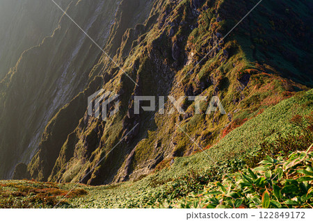 Mountainside dyed in the morning sun: Mountain scenery of the Tanigawa mountain range 122849172