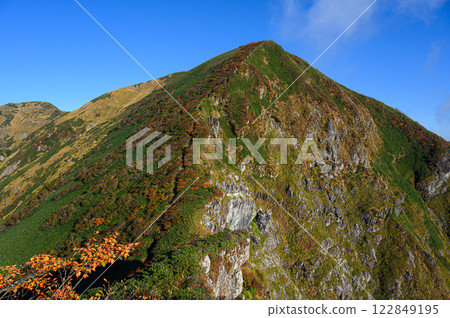 Looking up at Mt. Ichinokura, Tanigawa mountain range, autumn mountain scenery Looking up at Mt. Ichinokura, Tanigawa mountain range, autumn mountain scenery 122849195