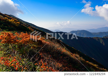 Tanigawa mountain range: Autumn mountain scenery 122849204
