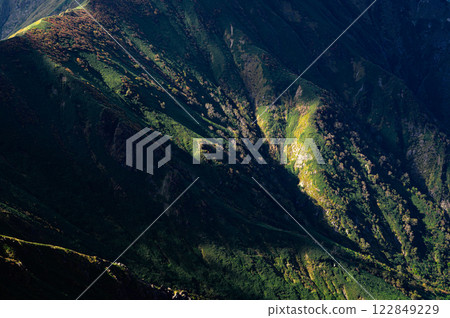 Tanigawa mountain range: Autumn mountain scenery 122849229
