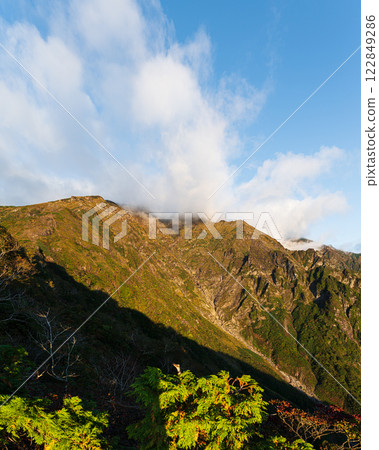 沐浴在朝陽中的山腰：谷川連峰的山景 122849286