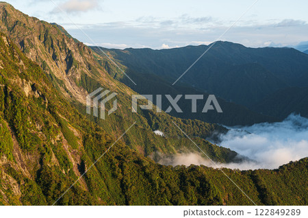 沐浴在朝陽中的山腰:谷川連峰的山景 沐浴在朝陽中的山腰:谷川連峰的山景 122849289