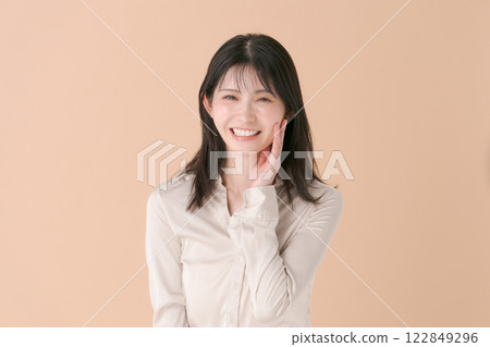做護膚的微笑的婦女 做護膚的微笑的婦女 122849296