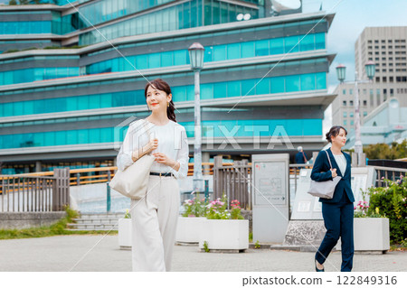 businesswoman walking in office businesswoman walking in office 122849316