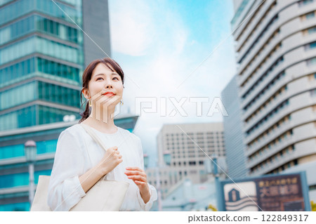 Outdoor portrait of career woman Outdoor portrait of career woman 122849317