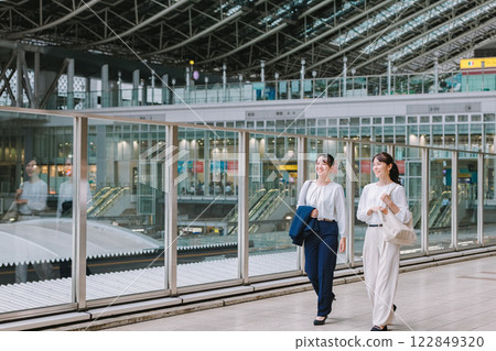 走過車站走廊的女商人 122849320