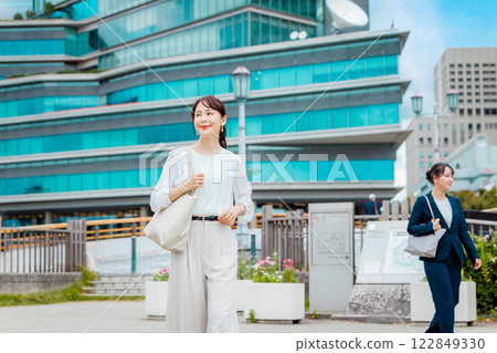 businesswoman walking in office 122849330