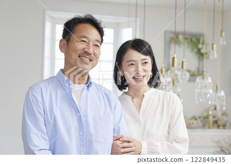 客廳裡一對中年夫婦的肖像 122849435