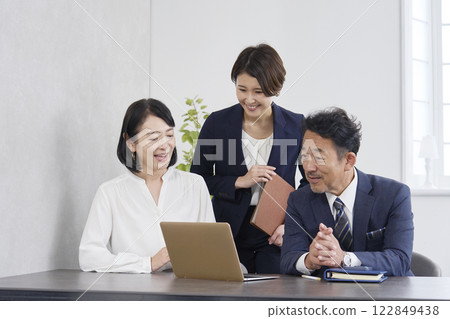 Business woman and business man having a meeting in the office 122849438