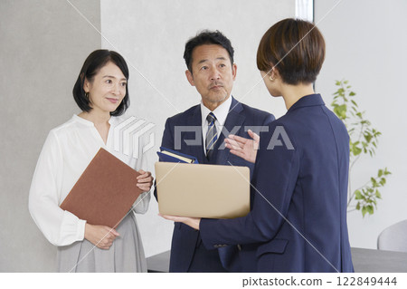 Businesswoman and businessman talking in the office 122849444