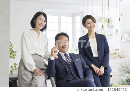 Portrait of a businesswoman and businessman 122849452